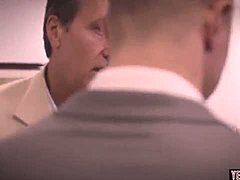 ब्लोंड किशोरी कार्यालय में गड़बड़ होने से पहले अपने बॉस को एक कठिन मुख मैथुन देती है
