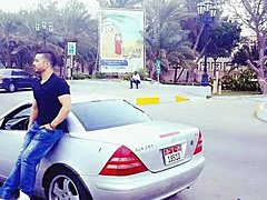 Un couple gay arabe profite de la grosse bite de Dubai Babes