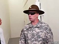Homoseksuelle soldater udforsker deres seksualitet i brusebadet