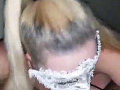 En blond Leicester-tjej ger mig en deepthroat-sugning i en video