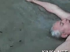 एक हावी मालकिन को अपने गुलाम को थप्पड़ मारने और सवारी करने वाले असभ्य सेक्स-वीडियो