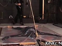 Femdom dominatrix pakker slaven sin i bondage og torturerer kukken hans