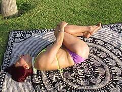 Dewi MILF memamerkan tubuhnya yang terukir di dalam kelas yoga
