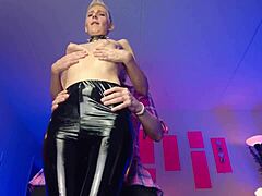 Latex-gekleideter Ladyboy erlebt BDSM und kommt