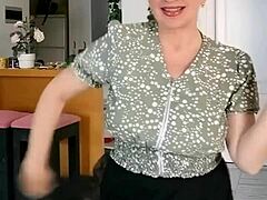Moden MILF MariaOld svajer sine bryster for dig i denne amatørvideo