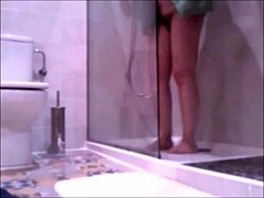 Rijpe vrouwen in de badkamer: een zelfgemaakte video