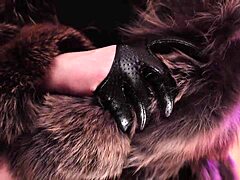 MILF dominuje v domácím videu s kožíškem a koženými rukavicemi