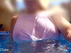 Berenang di Kolam Hotel dengan Wanita Dewasa