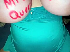 ¡MRSQUEENCUMSALOT te trae un video casero con grandes tetas y sexo hardcore! ¡No te lo pierdas!