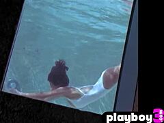 कैरिन टेलर के बड़े स्तन और गर्म शरीर इस स्ट्रिपटीज़ वीडियो में प्रदर्शित हैं।