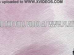 Зрела плавуша Кејти Џин показује своју имовину у овом соло стриптиз видеу