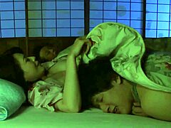 Madre japonesa le hace una mamada a su hijastro mientras su marido duerme