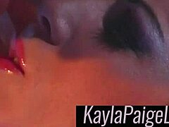 Mogna Kayla Paiges BDSM-fantasi vaknar till liv med närbild avsugning