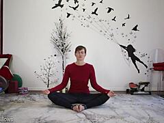Moden russisk mor viser sin røv i yogatime