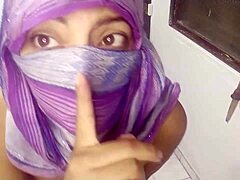 Madura mujer árabe con hijab llega a un orgasmo intenso mientras se masturba