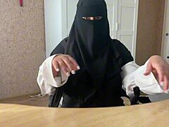 Arabische volwassen vrouw verwent zichzelf voor de webcam