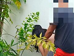 Amatör olgun kadın, kız arkadaşının erkek arkadaşıyla bahçede yaramazlık yapıyor - Filipinli skandal