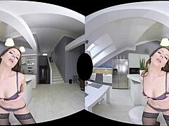 Experimente a realidade virtual final com a deslumbrante morena Caroline Ardolino