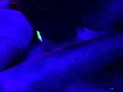 La madura mamá Monika Fox se une a una orgía en el club nocturno para bailar y tener sexo anal