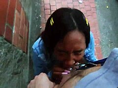 Μια μαύρη πόρνη από τη Βενεζουέλα απολαμβάνει να μου κάνει βαθύ λαιμό δημόσια έξω από το πανεπιστήμιο