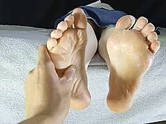 MILF-ina igriva fetiš stopala s kremastimi stopali in sesanjem prstov