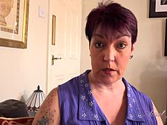 Zrelá britská mama Lauren sa zlobí a ukazuje svoje veľké prsia