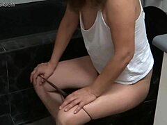 Zralá žena si nechává umýt svou chlupatou kundičku po močení v voyeur videu