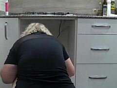 Video amatoriale cattura una milf matura con un gran culo e suo marito in una telecamera nascosta