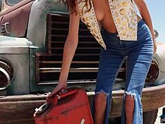 हॉर्नी MILF स्टेफ सोलो वीडियो में अपने बड़े स्तन और मोटी गांड दिखाती है।