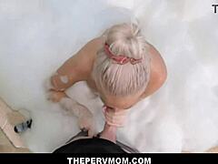 Maman blonde se fait prendre dans la baignoire - POV - Brook Page