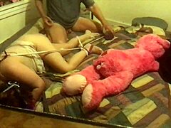 汉娜·霍恩 (Hannah Horn) 和潘达阿 (Aunty Panda) 在第二部分的自制 BDSM 视频中控制了他们的奴隶