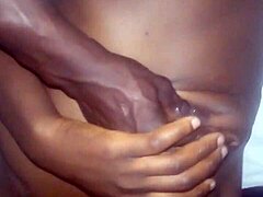 Afrikalı çift, kenyan karısıyla sert seksin tadını çıkarıyor