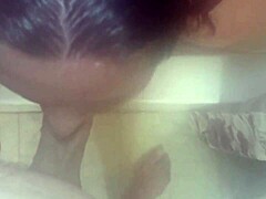 बड़े स्तनों वाली महिला स्नान में खुद को साफ करती है और अपने चेहरे पर एक स्खलन लेती है