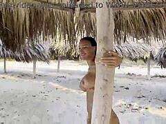ブルネットの熟女モニカ・フォックスが海やビーチで裸体を披露!