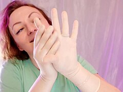 Kurvig hemmagjord video med en granntjej i kirurgiska handskar