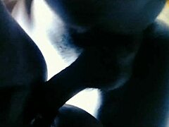 Milf Ebony recebe uma garganta profunda e sexo anal estilo hardcore