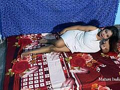 Kurvet indisk husmor nyder interracial møde og store bryster leg