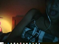 Teen à gros seins se fait plaisir en webcam
