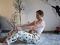 Brunette MILF lærer fetish yoga leksjoner