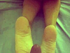 एक परिपक्व महिला का पैर बुत मालिश।