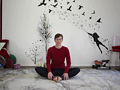 Une milf européenne enseigne des leçons de yoga avec une touche fétichiste
