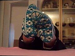 Żony uwielbiają swoje stopy w zmysłowym filmie z fetyszem stóp