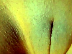 बड़े स्तन वाली लड़की अपनी बड़ी चूत के होंठों को दिखाती है।