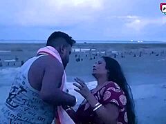 Indická milfka a manžel si užívajú skupinový sex na pláži