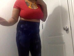 Ebony MILF zieht sich bis auf ihre sexy Dessous aus für ein reifes Publikum