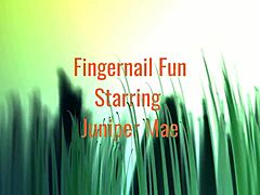 ¡Juniper Maes explora sensualmente el juego de uñas y las técnicas de dedos!