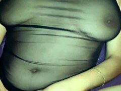 अमेचुर कपल MILF फैंटेसी और एनल प्ले की खोज करता है।