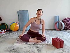 Aurora se entrega ao yoga e brincadeiras com os pés para entusiastas de cuckold