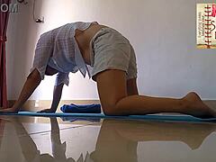 Аматьорско момиче от съседството практикува йога във фитнеса