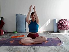 Leçon de yoga d'Aurora Willow pour les fans matures qui adorent le cul